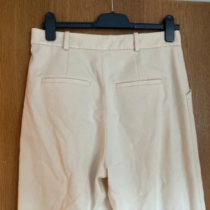 Beige byxor från &other stories - Väldiga fina kostymbyxor, knappt använda, storlek 40 (men skulle säga att de är en aning små i storleken). Jag är 169cm och de når ungefär till fotknölarna på mig.  