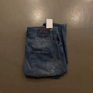 Säljer dessa feta dondup jeans i storlek 31. De är i väldigt bra skick och är inte mycket använda