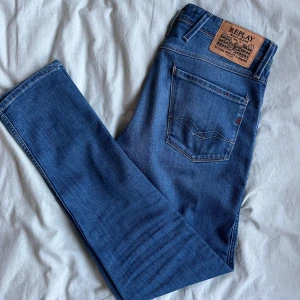 Nya Replay Anbass - Tjena! Säljer ett par sprillans nya Replay Anbass jeans. Ej använda, tyvärr är lappen avdragen dock, utöver det helt nya. Nypris ca 1600 kr. Storlek 31/32, modell: Anbass  Hör av er vid frågor etc