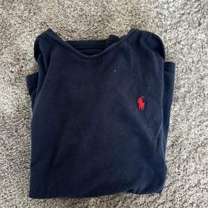 Säljer denna feta T-shirt från Polo Ralph lauren. Passar 12-13 år. Hör av dig vid minsta lilla fråga