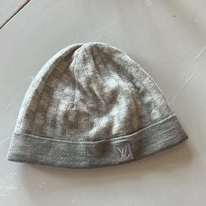 Louis vuitton mössa - Jag säljer min äkta lv mössa nu eftersom att jag inte använder den längre skicket är 7/10 har inte kvitto men om du kan kläder så vet du att det är äkta!