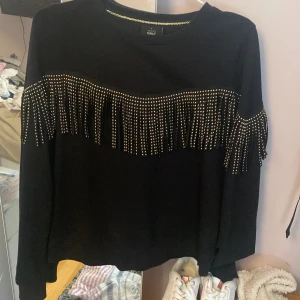Svart guldig tröja - Väldigt bra skick Använt en gång