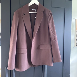 Brun kavaj från Gina  - Använd en gång. Superfin.