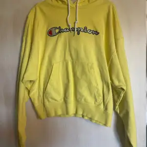 Champion hoodie i stolek S. Snörena är bytta. Färgen stämmer bäst på första bilden. Har lite skavanker 