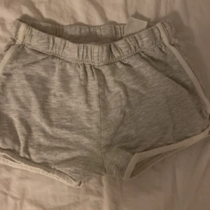 Grå shorts från H&M - Säljer ett par bekväma grå shorts från H&M. De är i storlek 11-12 år men passar även om man är runt 160-162cm har använt de 1-3 ggr. Pris kan diskuteras 