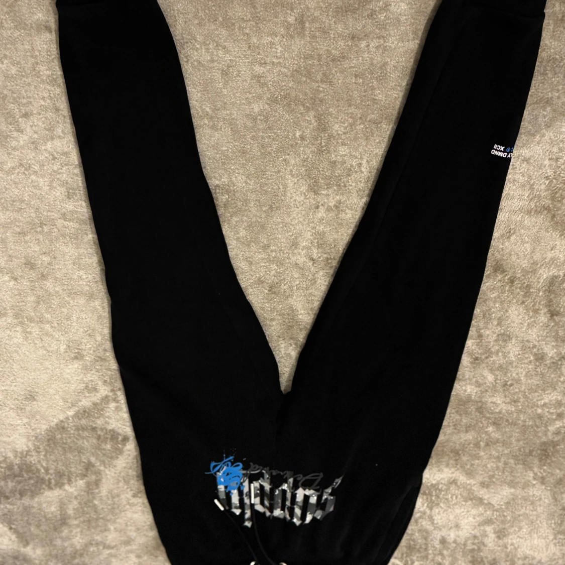 Svart hoodie från Supply & Demand - 91