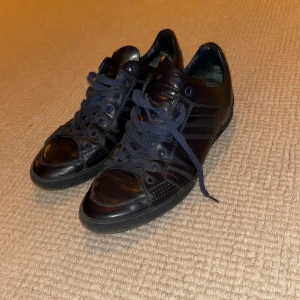 Feta svarta dior sneakers  - Snygga svarta dior sneakers i skinn med snörning. De har en stilren design med diskreta detaljer. Tyvärr ingen box kvar men kvitto och extra skosnören följer med. Nypris 8000.