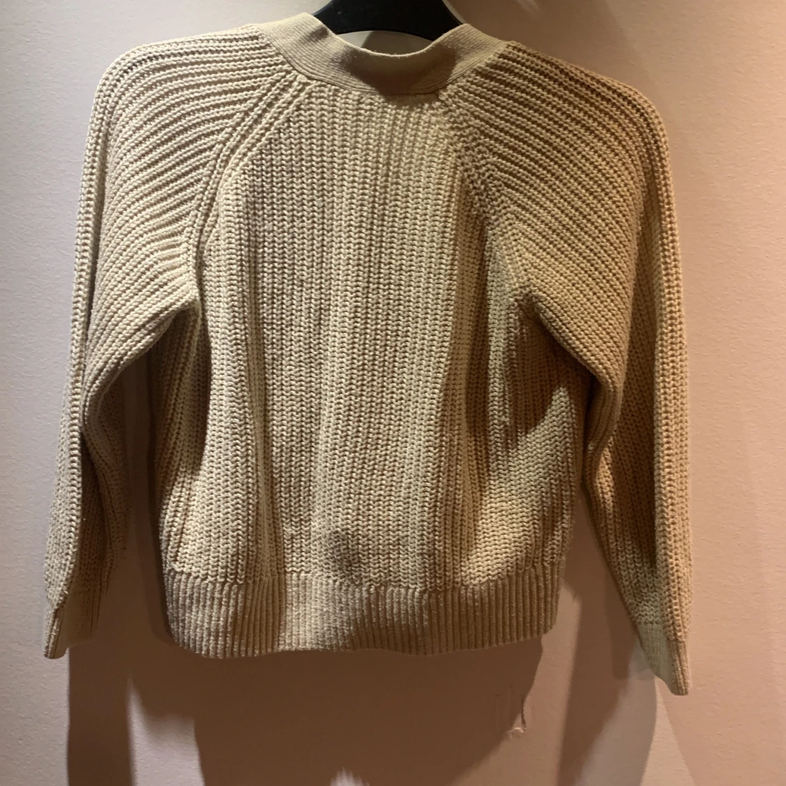 Beige stickad kofta från Lindsey Kids - 90