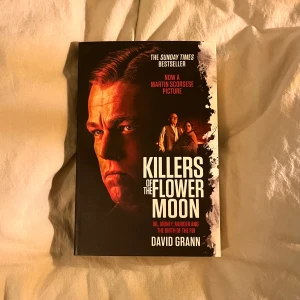 Killers of the Flower Moon - Säljer boken ”Killers of the Flower Moon” av David Grann (2023, Engelska) i nyskick! Boken är inte läst, har inga märkningar eller böjda kanter. Svagt synlig blyerts fläck på sidan (se sista bild). Ingen retur. Packar boken i flera lager för att minska risken för skada under leverans. Kan skicka med post eller mötas upp i Uppsala! Det är bara att skriva om du har några frågor! <3