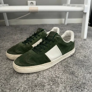 Valentino flycrew - Tja! Säljer ett par riktigt feta valentino flycrew, storlek 44. En skavank och två nitar saknas men annars i bra skick. Görs ej längre. Oliv/mörkgrön. Priset kan diskuteras