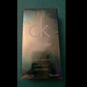 CK One Summer Eau de Toilette 100 ml - Fräsch och livlig doft från Calvin Klein, CK One Summer, i en stilren flaska på 100 ml. Perfekt för sommardagar med sina lätta och uppfriskande noter. Förpackningen har ett tropiskt mönster som speglar doftens somriga känsla. Är helt ny
