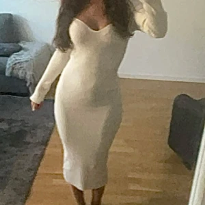 Vit långärmad klänning - Säljer en vit klänning med lång ärm och figurnära passform. Superskick 🫶🏻