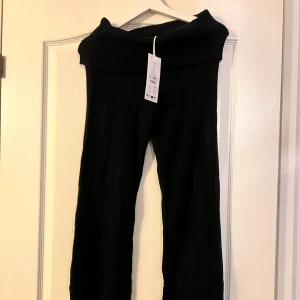 Stickade byxor från Gina  - Helt NYA stickade byxor ifrån Gina. De har en ”kant” i midjan man viker ned. Superfina!