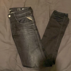 Svarta jeans från Replay - Snygga svarta jeans från Replay. Midja 29 och 32 i längd. Dock skulle jag säga att de passar bättre för nån som har 30 i längd då de är rätt tajta. De är Slim fit i modellen Replay anbass. Skick 9/10