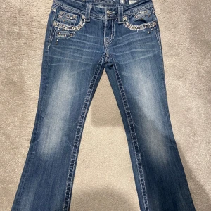 Miss me jeans  - As snygga blå jeans från Miss Me med detaljer och brons/guld och silver stenar på fickorna. I bra skick och knappt några tecken på användning! Innerbenslängden är 76 cm. 💞
