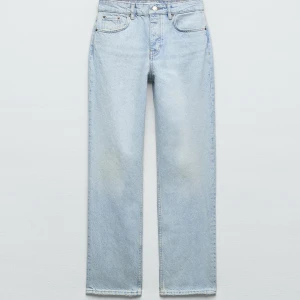 Ljusblå jeans från Zara - Snygga ljusblå jeans från Zara med en klassisk straight fit. De har en medelhög midja och är tillverkade i denim. 