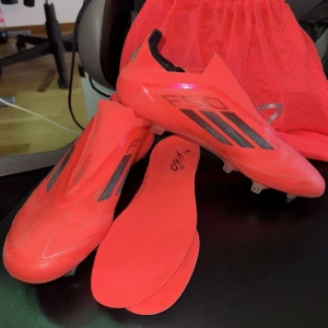 Adidas F5 laceless - Säljer dessa fotbollsskor från Adidas endast använda en gång i storlek 42,5. Nypris 3149:- 