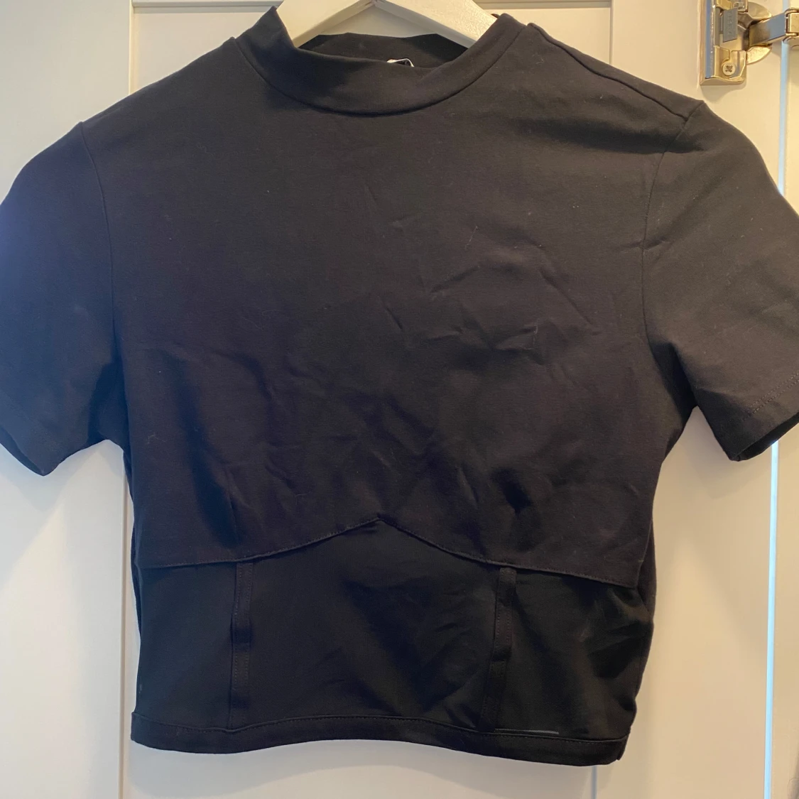 Svart croppad topp från NA-KD - 90