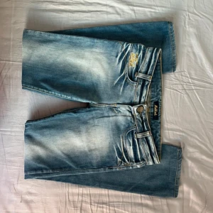 Lågmidjade jeans - Snygga Lågmidjade jeans från killah i bra skick. Jeansen är i storlek 26.                    Midjemått- ca 36, Lårbredd- ca 22, total längd ca 95cm