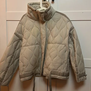 Zara jacka  - Jackan har inte kommit till användning så jag säljder den, den är väldigt fin och beige förgad! Perfekt till våren men också hösten. Upplever att den har en boxy och lite oversized fit, får plats med hoodies under också 🫶🏼