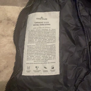 Äkta stone island grischväst till sommaren  - Äkta, riktigt stilig väst, grisch väst passar bra till allt, skick 10/10 använd nåra gånger inga märken elr hål kan mötas i Stockholm och bättre pris ingår då 