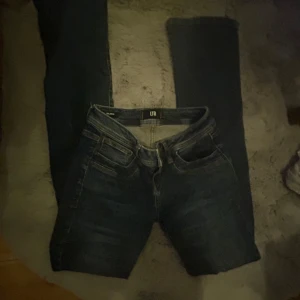 Mörkblå jeans från LTB - Snygga mörkblå jeans från LTB med klassisk femficksdesign och dragkedja. Perfekta för en avslappnad stil. Passar bra till både sneakers och kängor. Nypris 800