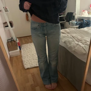 Jeans - Lågmidjade jeans som ja köpt second hand för längesen! Skulle säga att de är som en 36, har inga mått. Jeansen har en lagning (se sista bilden)  och eftersom de knappt är använda så kan de fortfarande upplevas lite ”stela” och osköna när man har på sig de men de borde går över efter man haft på sig de ett tag❤️❤️