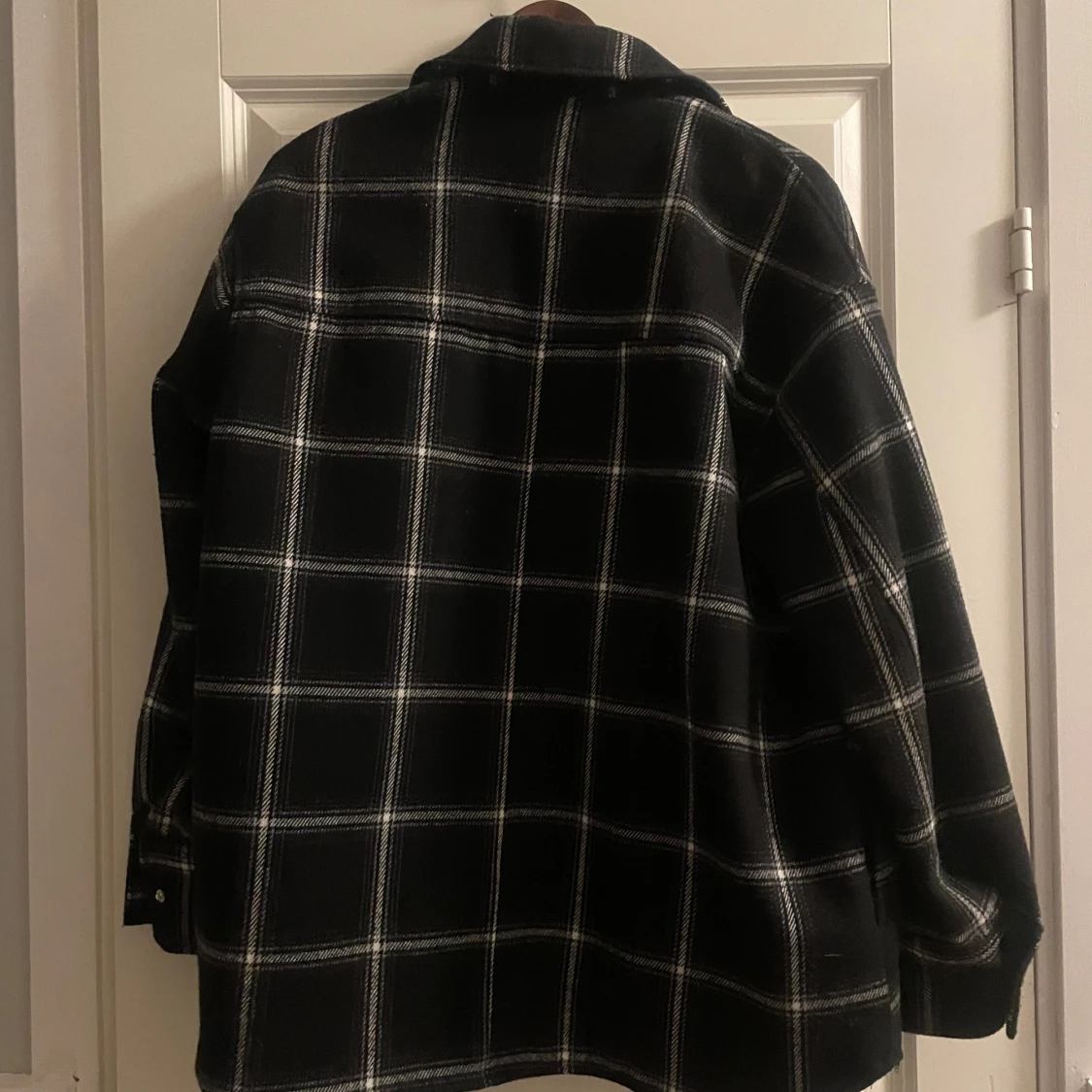 Svart och vit rutig jacka från Monki - 90