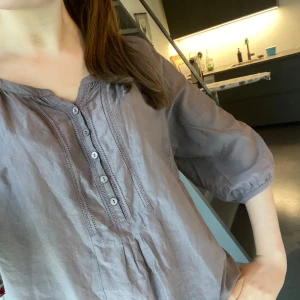 Söt blus  - Säljer denna jättesnygga blusen från Stockh LM. Den är perfekt till sommaren då den har en luftig passform🩷aldrig använd och i fint skick🫶🏼