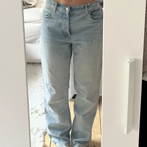 Ljusblå jeans - Snygga ljusblå jeans med en avslappnad passform. Storlek 28/32, skulle säga att de passar 36 och 38, jag är 167cm