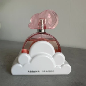 Pink cloud Ariana Grande 100 ml - Pink cloud Arina Grande edp 100 ml 🌸 Lite använd, se bild. Köpt på H&M för 849kr 🍬