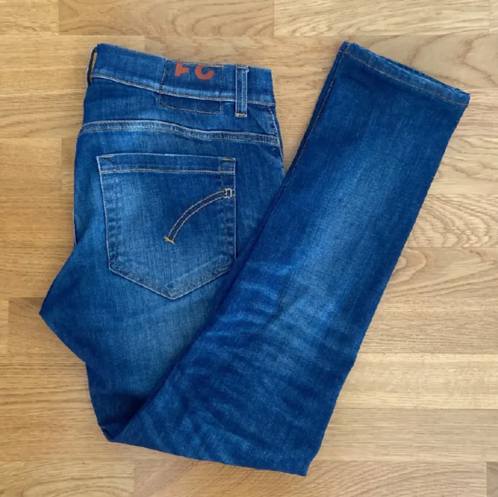 Jeans från Dondup, modell George. Storlek 31. Är uppsydda en aning i byxkanten längst ner, där sömmen gått upp minimalt. Förövrigt inga andra defekter och i väldigt gott skick. Skulle tippa på att de passar någon som är 170 eller kortare som bäst👍😀. Farkut & Housut.