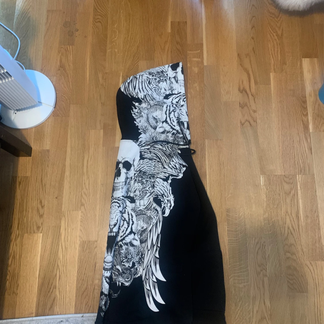 Svart hoodie med dödskalle och tigertryck - 90