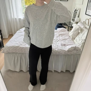 Grå sweatshirt  - En grå sweatshirt från hm i storlek xs. Den är från herr av delningen men passar även dam. Den är i ett väldigt bra skick.