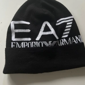 Ea7 Mössa - En helt ny Ea7 mössa! Aldrig använd och lapparna sitter kvar! 