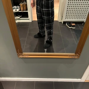 Svarta rutiga byxor från Björn Borg - Snygga svarta pyjamas byxor med vitt rutmönster från Björn Borg. 