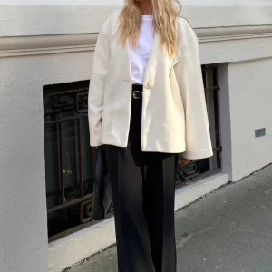 Vit jacka med knapp - En vit jättefin jacka med en knapp framtill. Jackan säljs då den inte används längre + att jag har nog med jackor . Den här används 2 gånger, annars bara legat i garderoben. Köpt för 599:- 