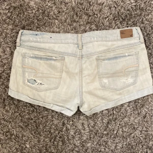 Lågmidjade jeansshorts från American Eagle - Snygga ljusa jeansshorts från American Eagle