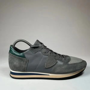 Philippe model TRPZ - Ett par schyssta Philippe model i storlek 43-44. Dem är nästintill i ny skick men kommer utan några tillbehör. Har ni några funderingar eller frågor är det bara att höra av er.