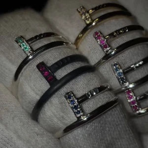 Silver ringar med äkta stenar - 😍Our precious gemstone Nail rings! All fully Handmade in house. 🏠  🤍Natural Diamonds in 14k yellow Gold. 💙Natural blue Sapphires in 940 Silver. 💚Natural Emeralds in 940 Silver. ❤️Natural Ruby in either regular 940 Silver or Black 925 Silver. Wich one would you pick or do you want another design?🤔 |Gjort av VSVILLIAN på instagram OBS PRISER GÄLLER STYCKVIS