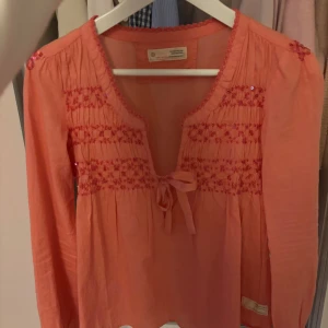Odd molly blus  - Jättesöt odd molly blus i korall färg. Den är i superbra skick, nästan inte använd alls. 