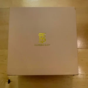 Berberry bälte - Säljer burberry bälte då d inte kommer till användning. Använd ca 2 gånger. Skriv vid intresse.