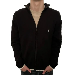 Svart kofta med dragkedja från YSL - Riktig snygg svart kofta från YSL med dragkedja. Väldigt bekväm i storlek L. Skicket är 9/10. Pris kan diskuteras.