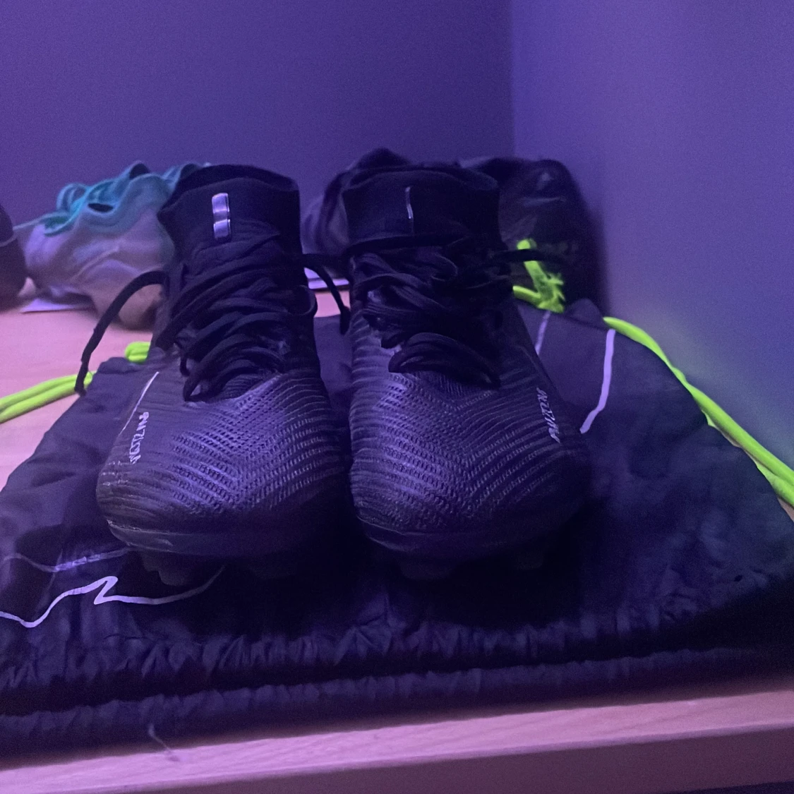 Svarta fotbollsskor från Nike