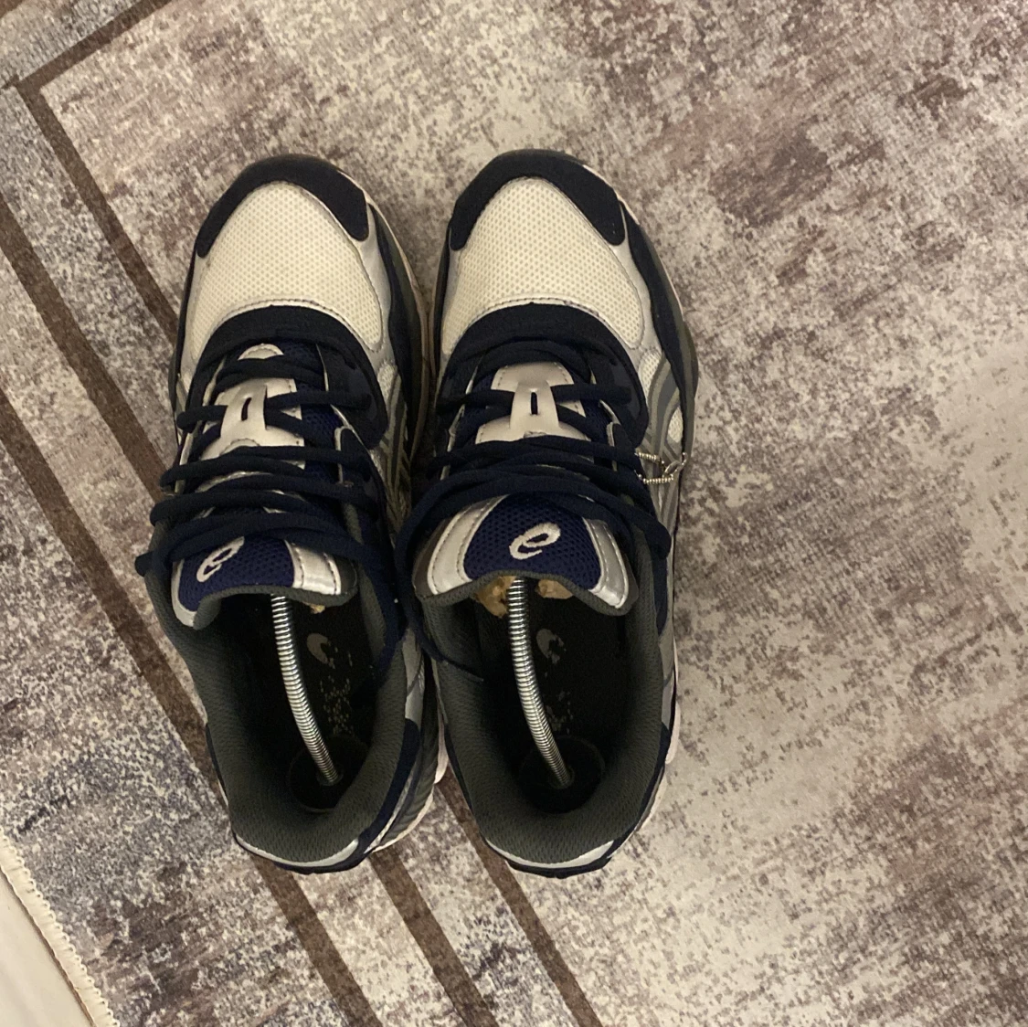 Asics gel nyc mörk blå och vit  - 90