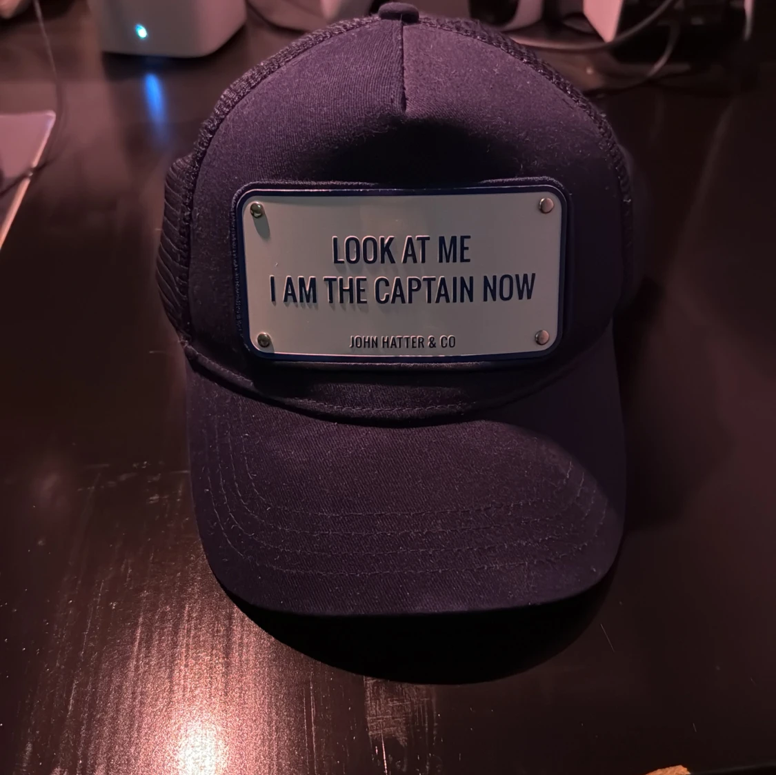 Mörkblå keps från John Hatter & Co