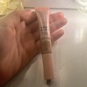 Halo Glow Beauty Wand från e.l.f. - Snygg contouring-produkt i en praktisk tub från e.l.f. Halo Glow Beauty Wand. Perfekt för att skapa en definierad look med en mjuk finish. Lätt att applicera och blanda ut för en naturlig glöd.