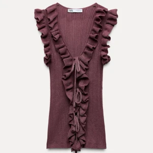 Vinröd ribbad topp från Zara -  Säljer denna slutsålda toppen från Zara med lappen fortfarande med i strl S!