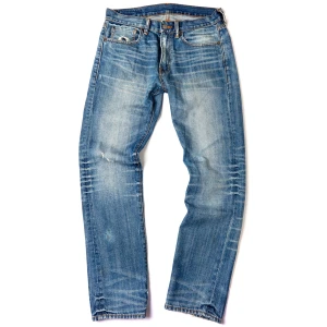 Ralph lauren jeans - Nu säljer vi ett par skit snygga Ralph lauren jeans i storlek 33W 34L. Jeansen är slim fit och är i sliten design. Plagget är begagnat men har inga fel eller defekter. Skick: 8/10. Nypris: ca 2700 kr. Om du har några frågor, tveka inte att kontakta oss! (Självtagna bilder) 