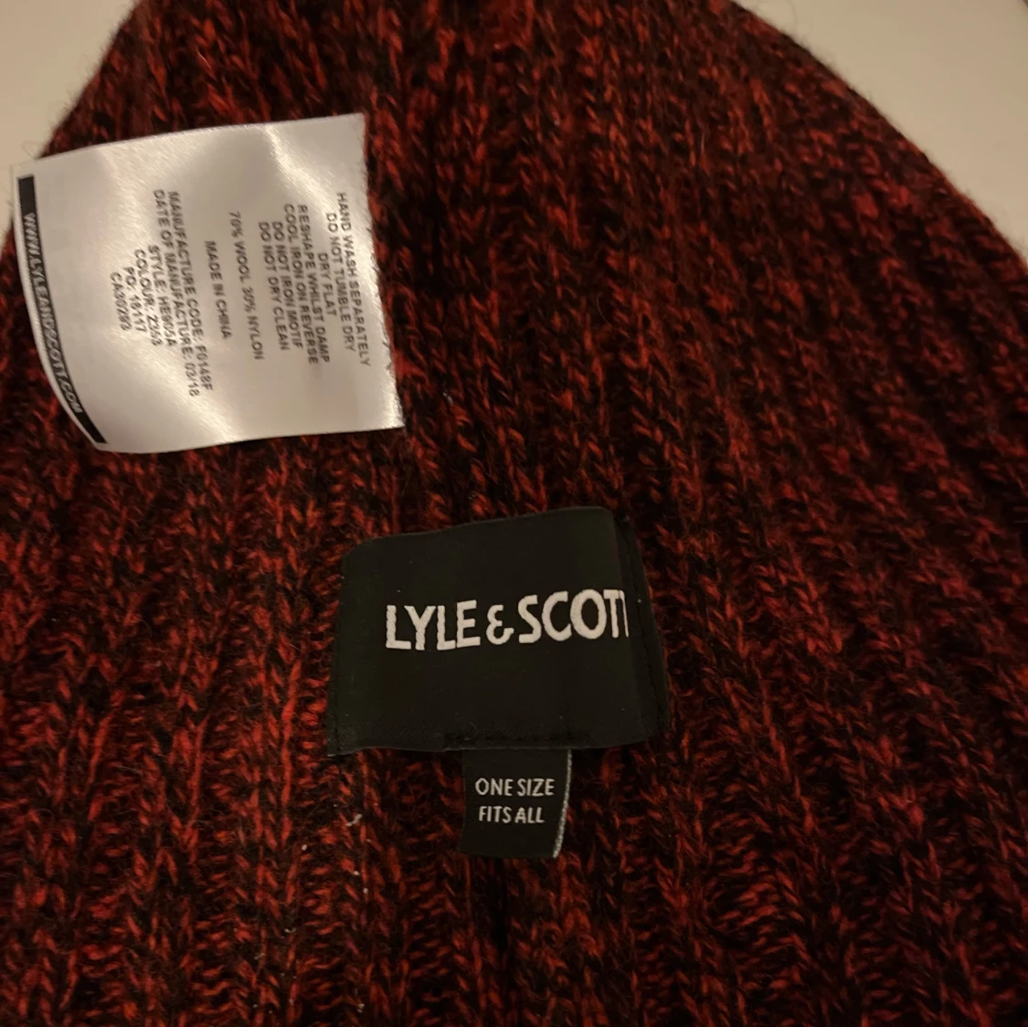Vinröd stickad mössa från Lyle & Scott - 91